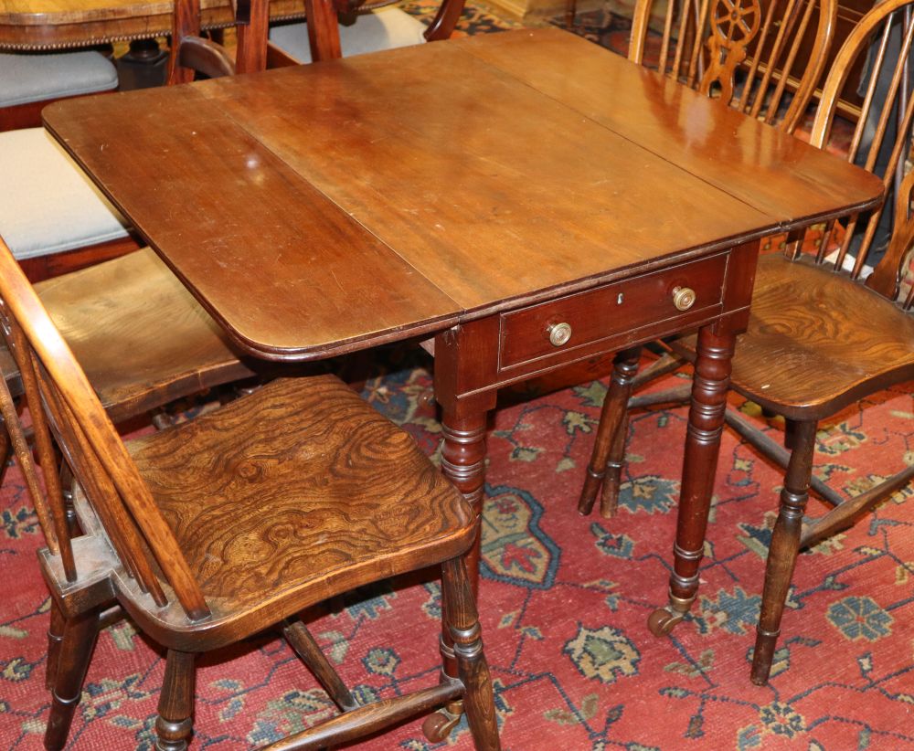 A Victorian mahogany Pembroke table, W.90cm (extended), D.80cm, H.70cm
